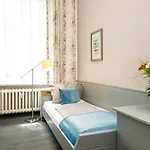 W22 Am Kurfuerstendamm 3*