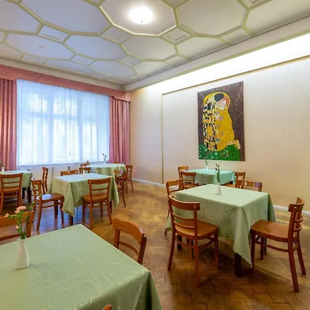 W22 Am Kurfuerstendamm 3*