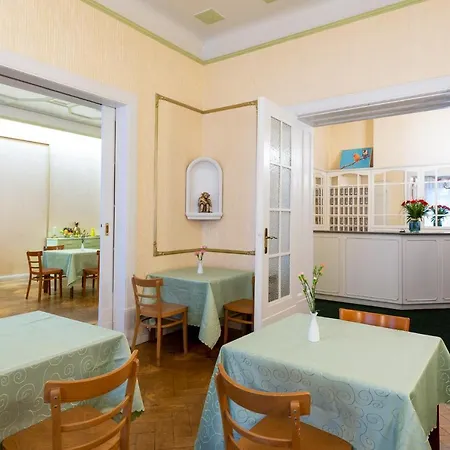 Otel W22 Am Kurfuerstendamm 3*