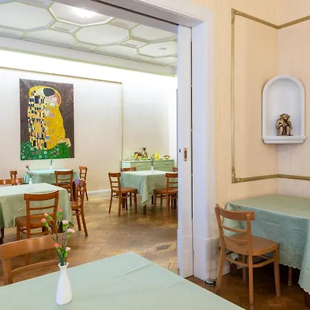 W22 Am Kurfuerstendamm Otel 3*