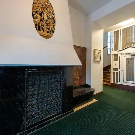 W22 Am Kurfuerstendamm 3*