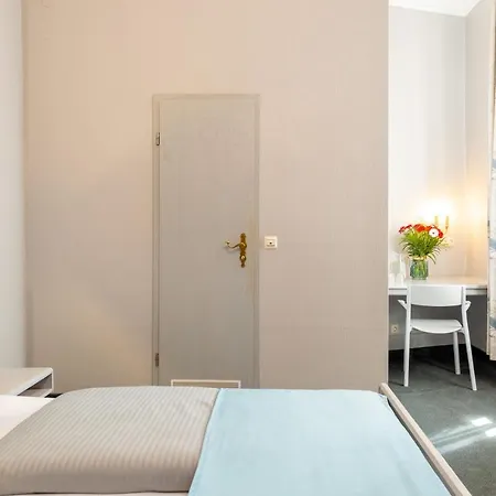 W22 Am Kurfuerstendamm 3*