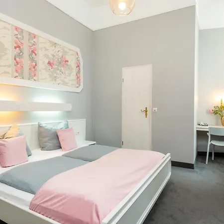 W22 Am Kurfuerstendamm 3* Berlino